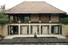 Moje płótna wiszą w przestrzeni drzwi w Yayasan Bali Purnati Center For The Arts.